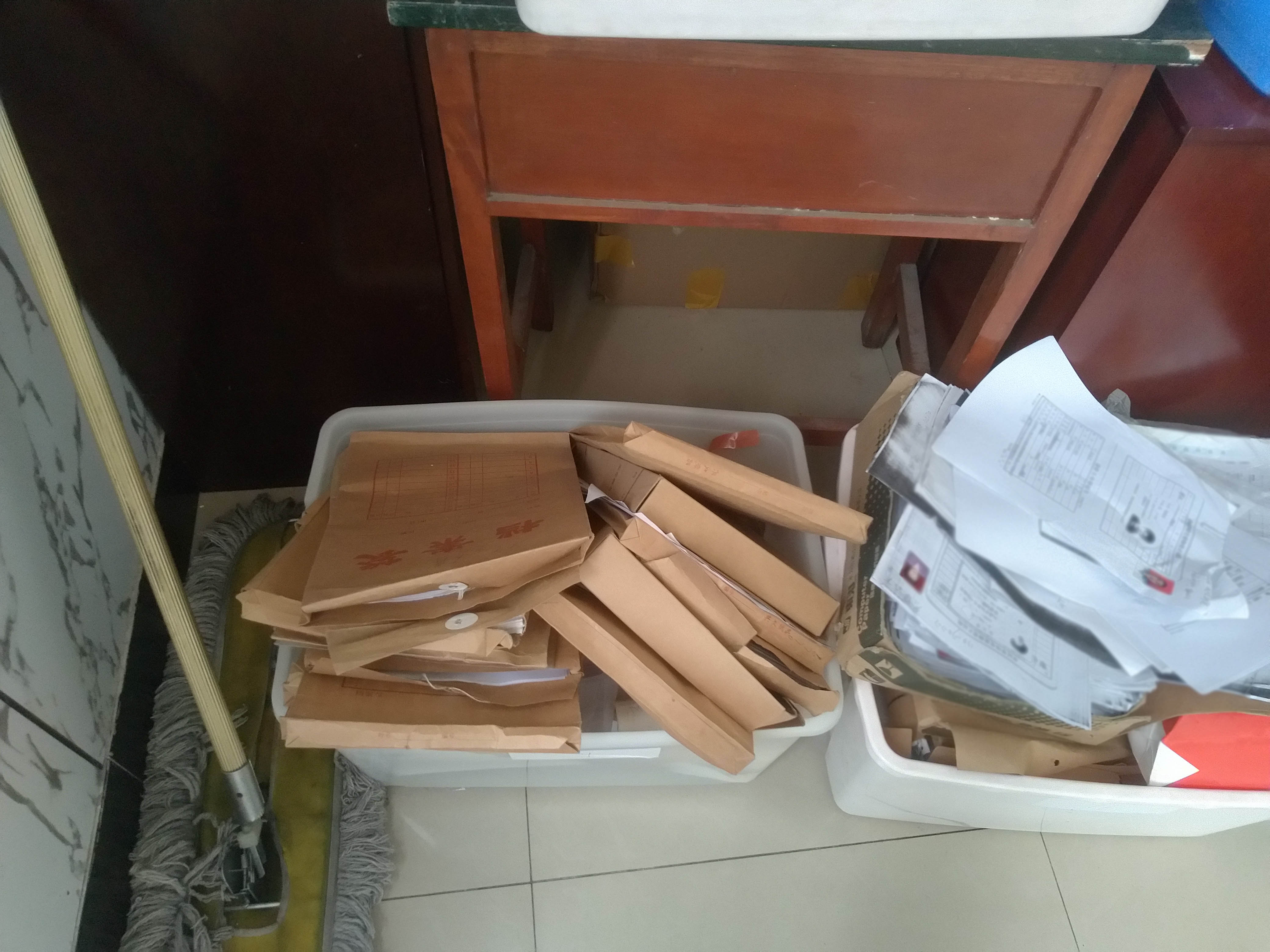 档案整理工作场景